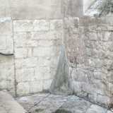 Nel borgo antico � possibile notare nell�angolo destro della Cattedrale, precisamente dove sono poste le scale di accesso, una piccola colata di malta a forma di cono.
